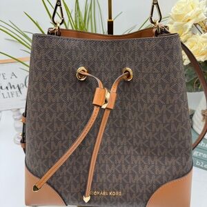 Michael Kors Mercer Gallery Medium Logo Shoulder Bag in Brown Pale Peanut